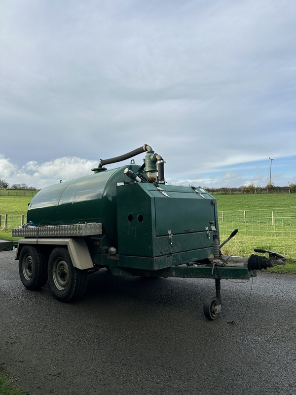 Toilet emptying trailer