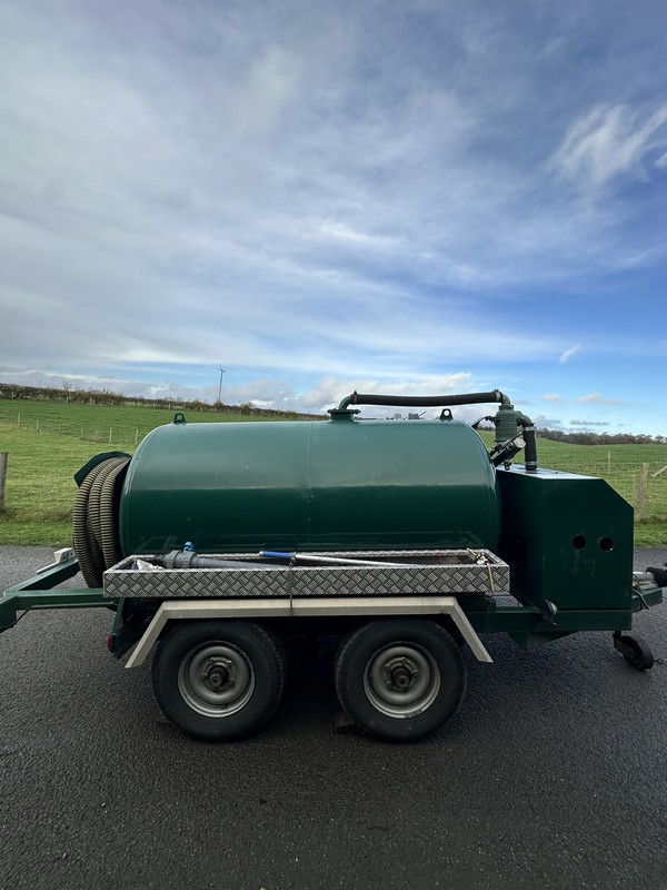 Twin wheel toilet trailer vacuum tank