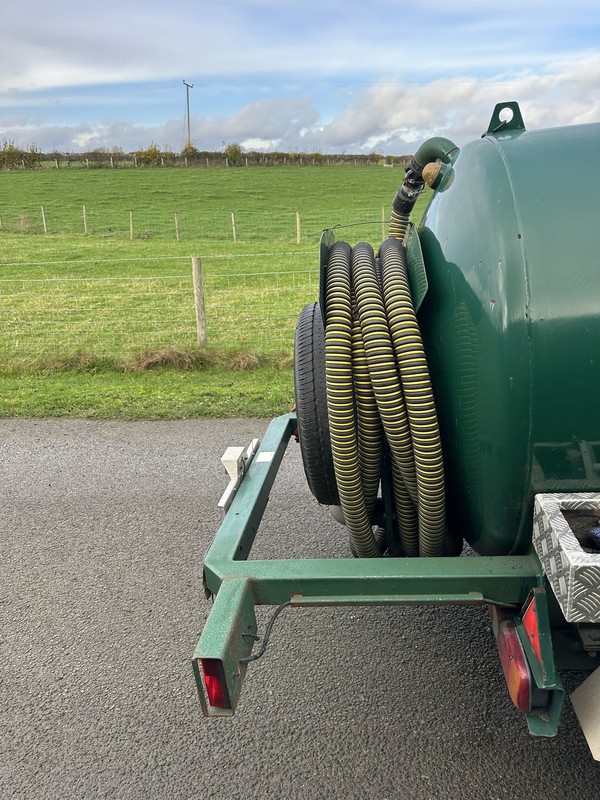 Vacuum tank trailer with tiger tail