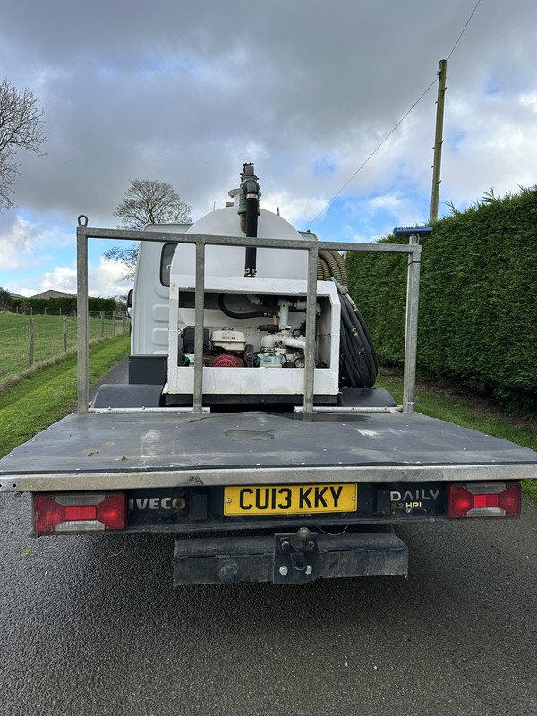 Crew cab toilet service vehicle