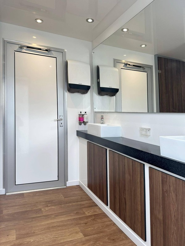 Secondhand Luxury Toilet Trailer