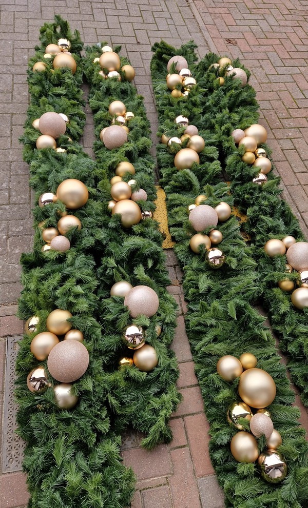 Secondhand 12x Christmas Garlands