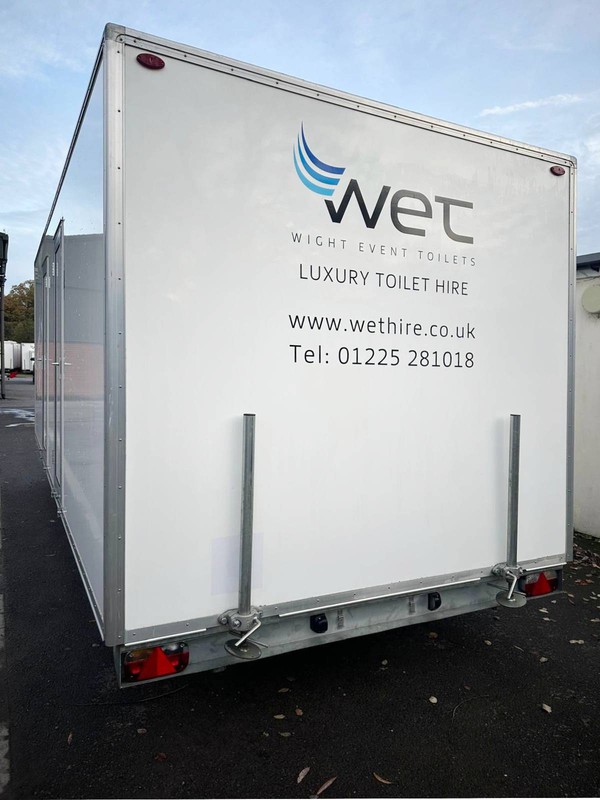 Toilet trailed with jack legs