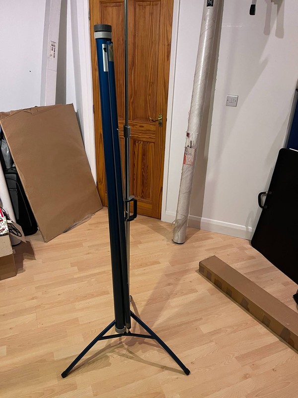 Folding tripod projection screen