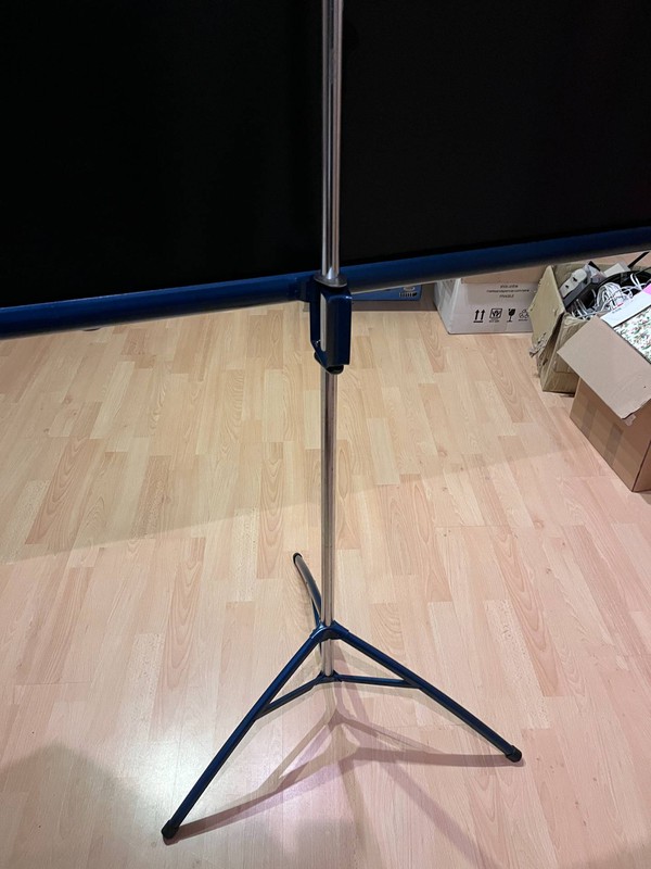 Projection screen tripod base
