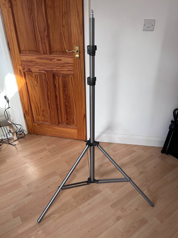 Tripod lighting stand