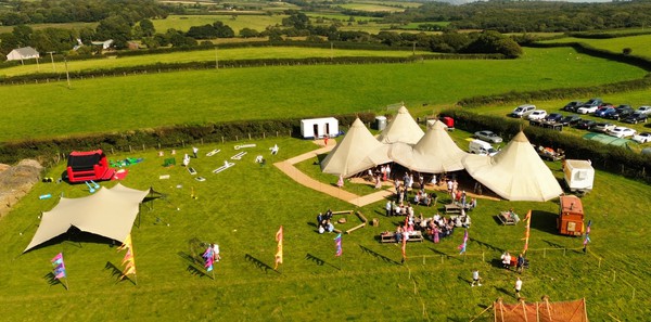 4x Giant Hat Canvases 4x Giant Hat Canvases
