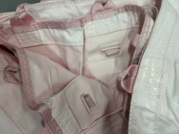 Stretch tent edge / attachment points Stretch tent edge / attachment points