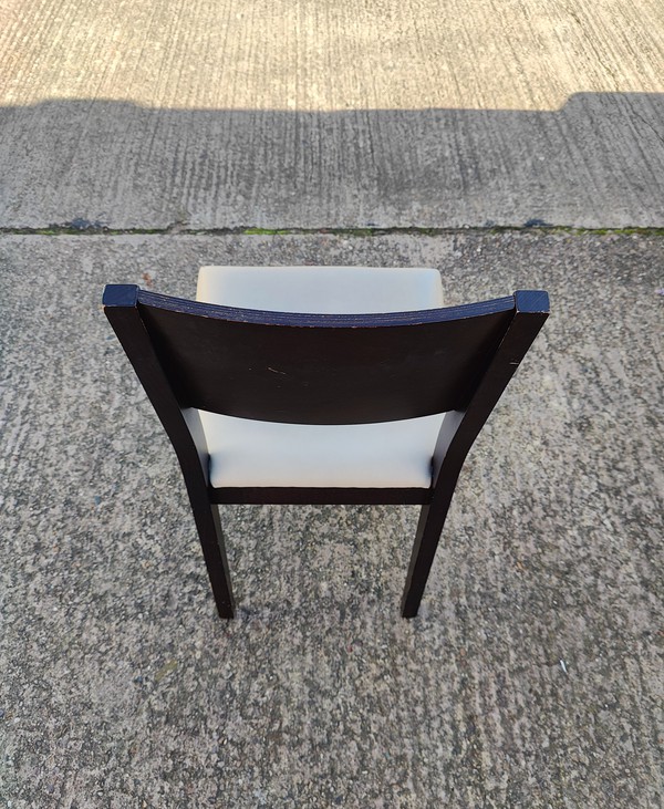 30x Cream Faux Leather Chairs 30x Cream Faux Leather Chairs