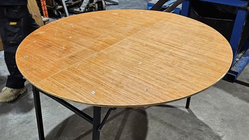 Folding round tables