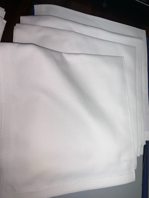 52cm x 52cm White Napkin For Sale