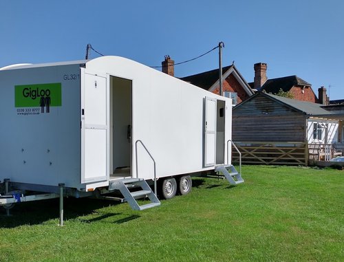 2x 3+2 Toilet Trailers