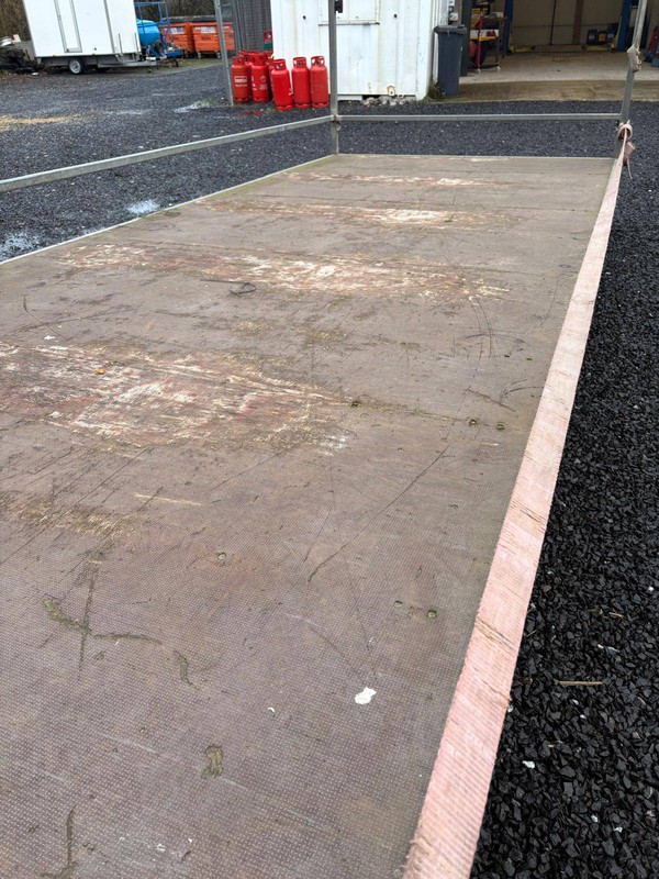 Flatbed trailer for transporting trailers Flatbed trailer for transporting trailers