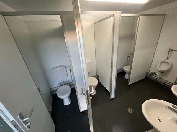 Secondhand 3 + 1 Toilet Cabin