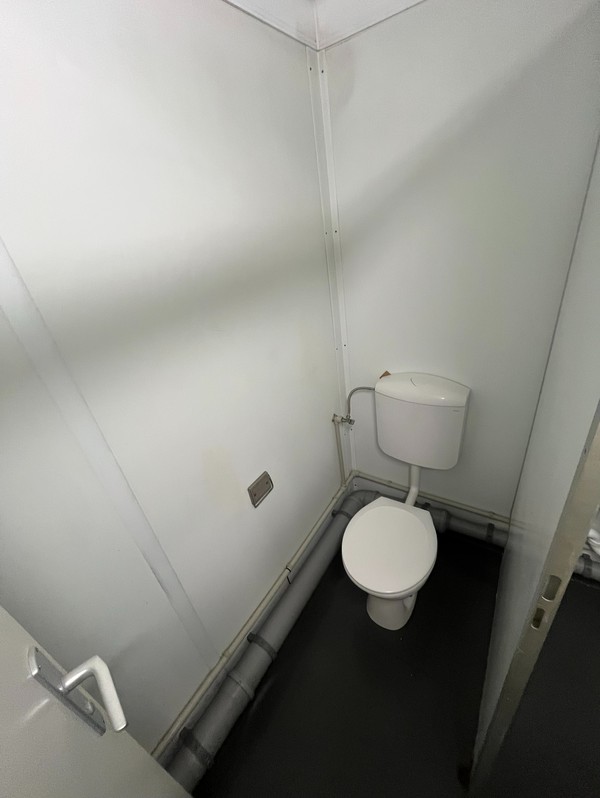 Secondhand Used 3 + 1 Toilet Cabin