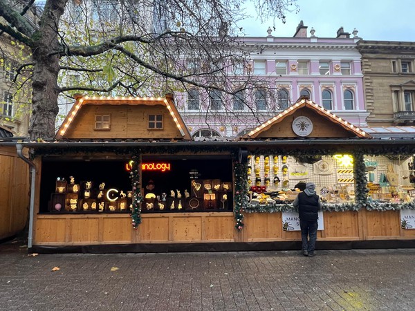 Relocatable market huts