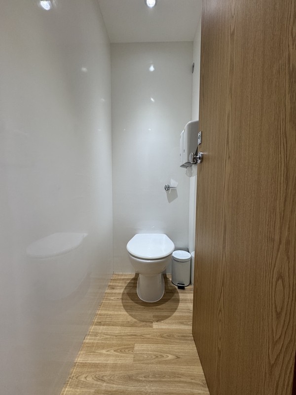 Oak Fittings in Toilet Trailer Oak Fittings in Toilet Trailer