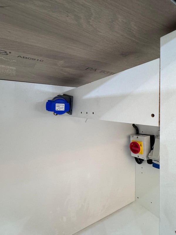 Catering trailer electric