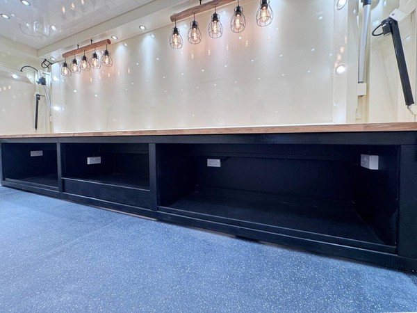 Hatch with large counter