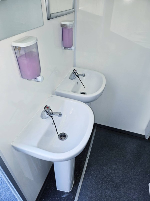 4 + 2 Toilet trailer sinks 4 + 2 Toilet trailer sinks