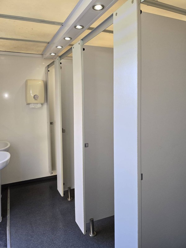 4x Ladies cubicles and two gents 4x Ladies cubicles and two gents