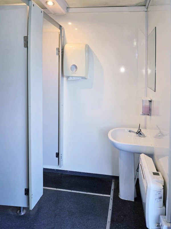 Used toilet trailer 4 + 2 Used toilet trailer 4 + 2