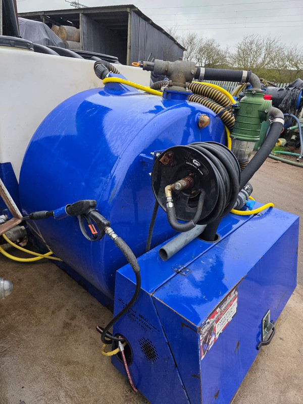 Richard Williams Medium sized Vacuum Tank