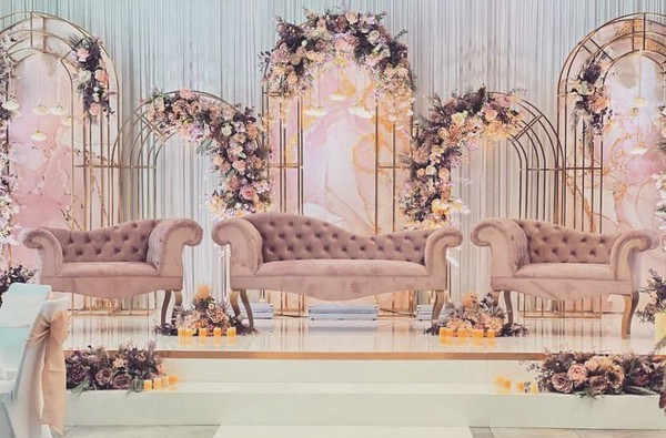 5 Gold Metal Arches For Sale 5 Gold Metal Arches For Sale