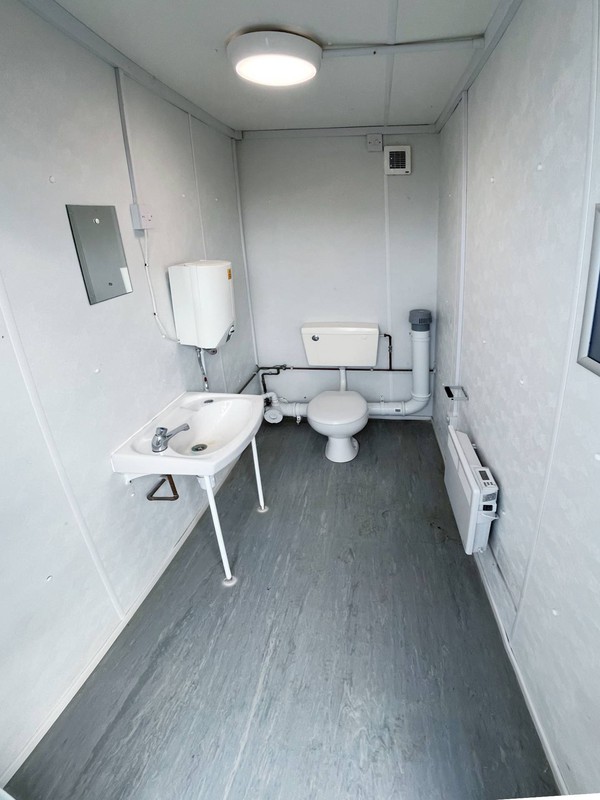 Mobile shower / toilet anti vandal cable