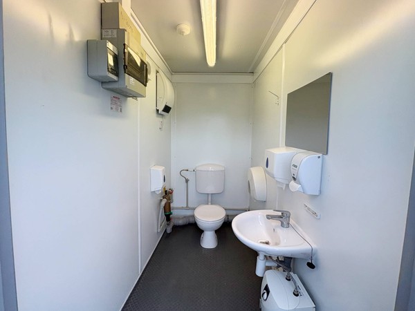 Single toilet cubicle