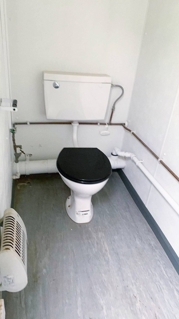 Toilet cabin with electric heater