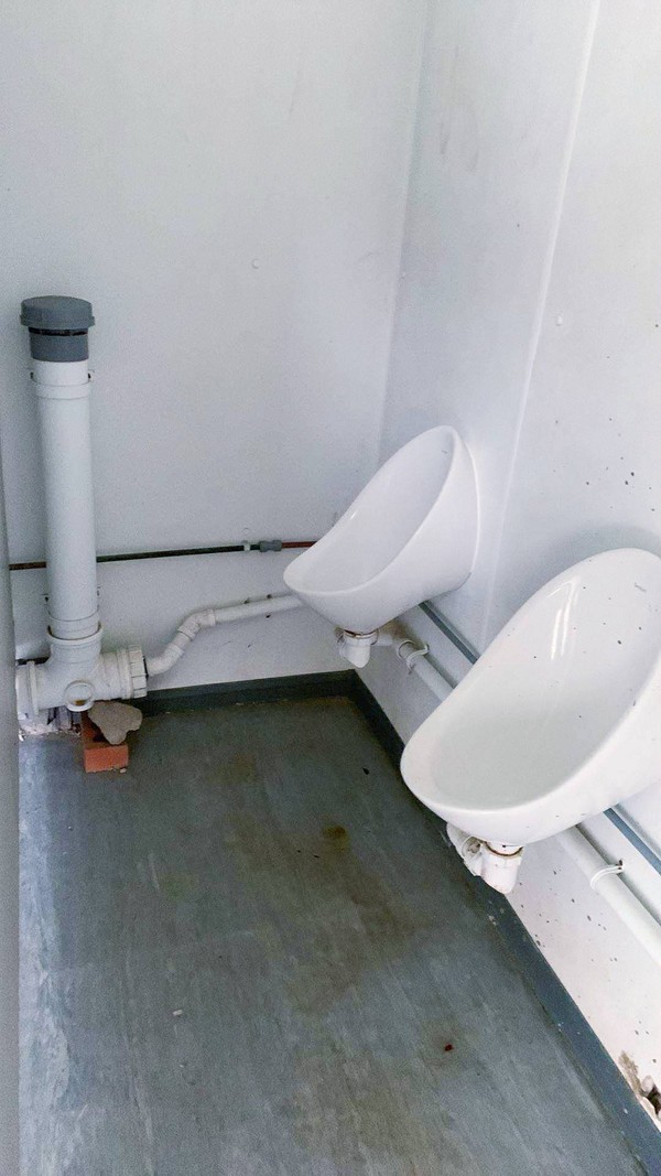 Toilet cabin with urinals 2+1