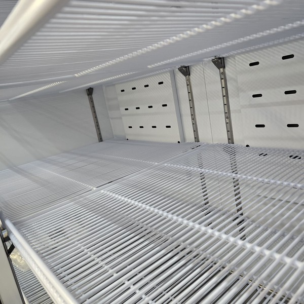 Double sandwich fridge with wire shelves