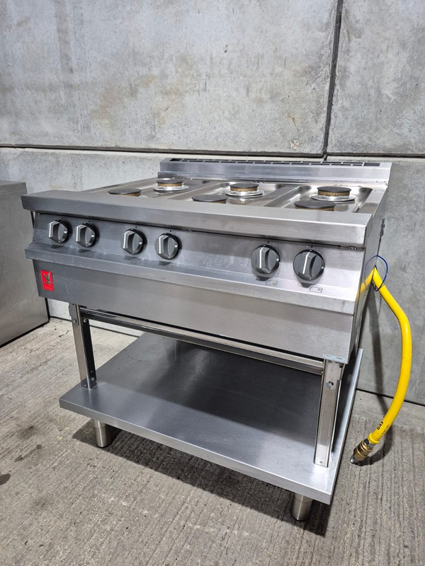 Falcon Dominator G3121 on Stand