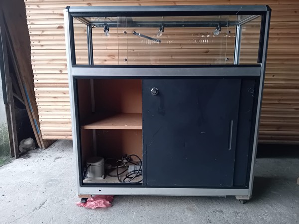 Display counter with cupboard under Display counter with cupboard under