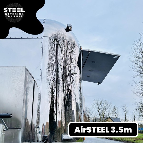 Catering trailer with hatch