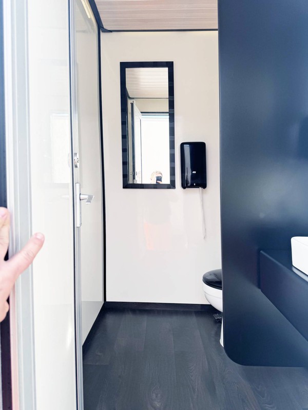 Smart toilet trailer 1+1