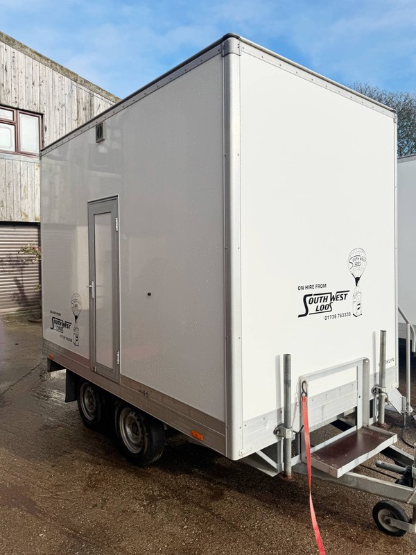 White toilet trailer 1 + 1