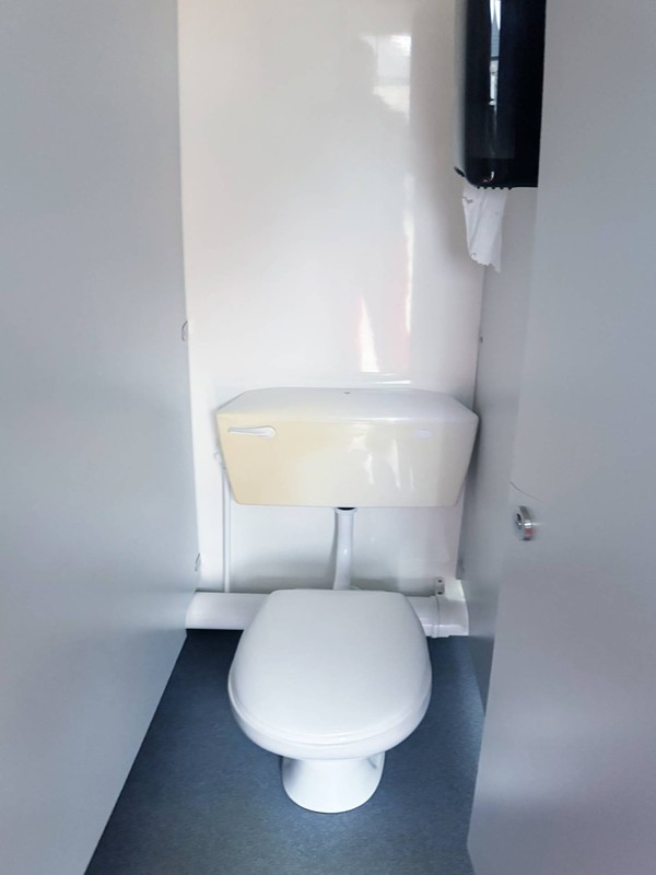 4+2 toilet trailer cubicle 4+2 toilet trailer cubicle