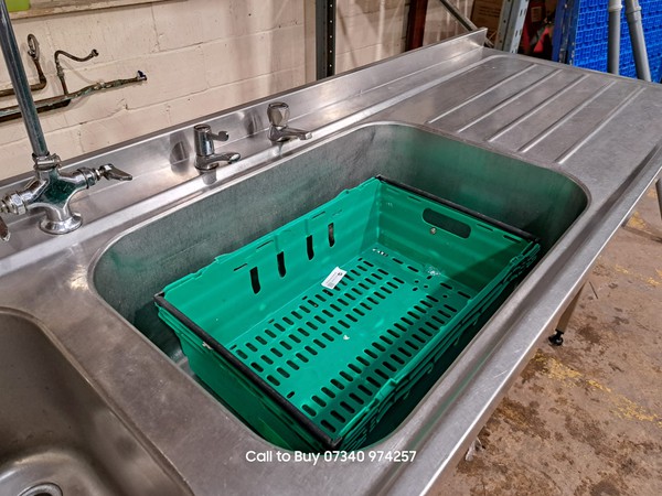 Deep double sink for catering Deep double sink for catering