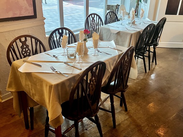 Traditional Dark wood dining tables and chairs Traditional Dark wood dining tables and chairs