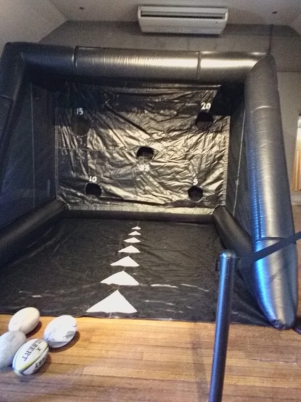 Inflatable rugby target  game