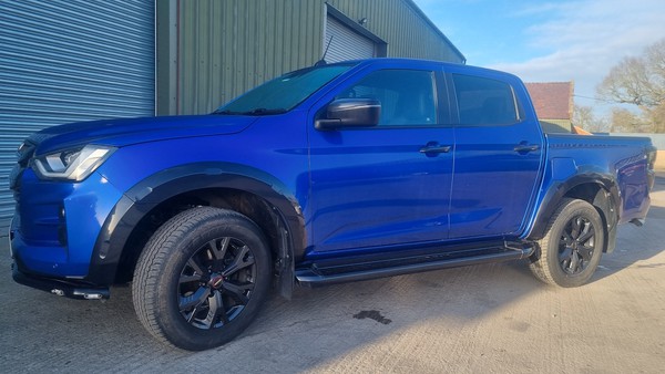 Blue Isuzu D-Max V-Cross Pick Up Blue Isuzu D-Max V-Cross Pick Up