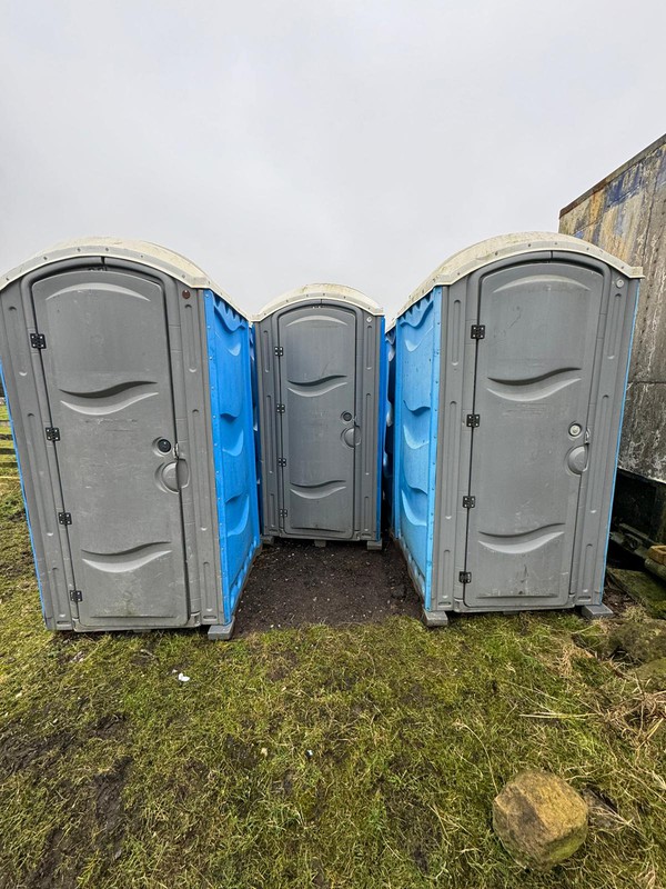 Five single portable toilet units