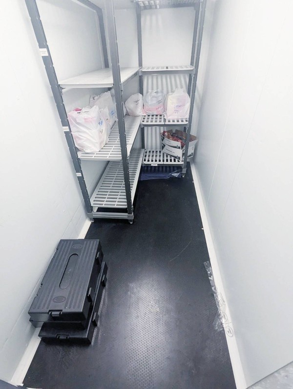 Walk in fridge floor