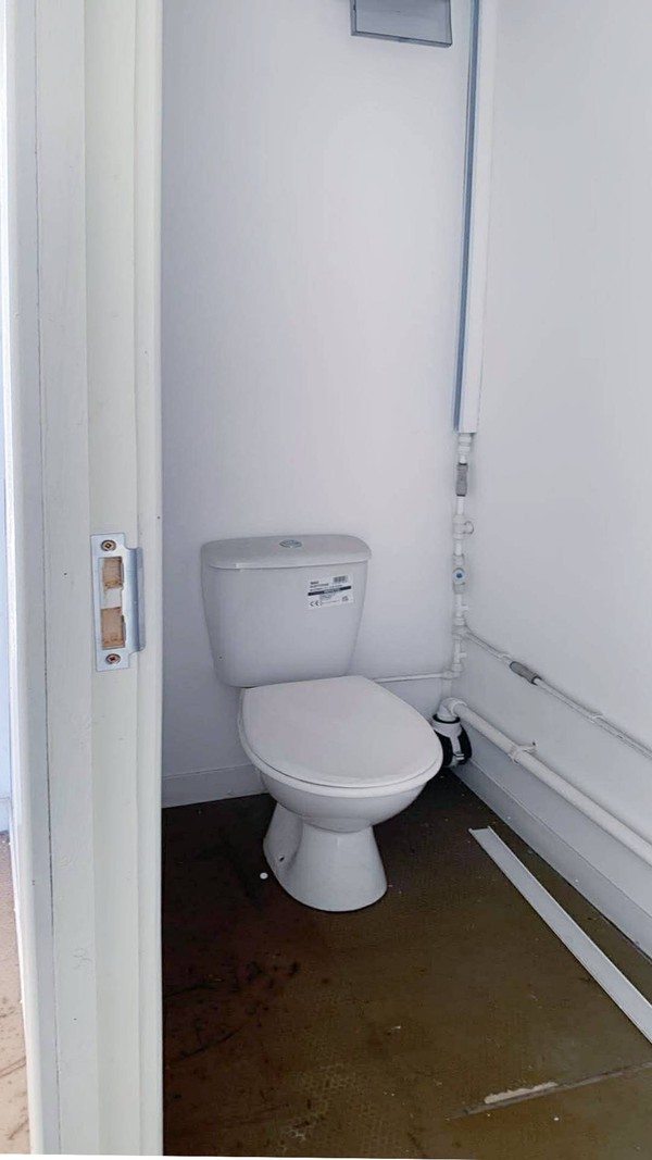 Shower and toilet second hand cabin