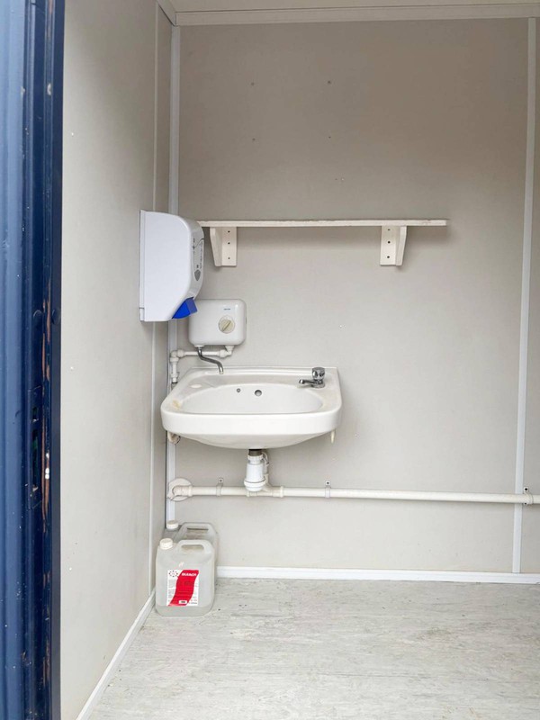 Ladies sink with hot water Ladies sink with hot water