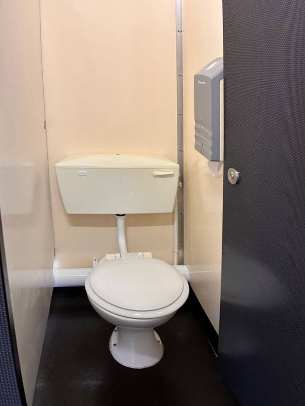 4 + 2 Toilet trailer cubicle