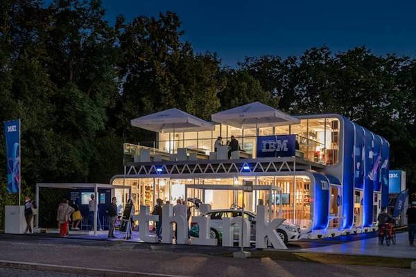 Double-height structure with an internal mezzanine and external terrace. Double-height structure with an internal mezzanine and external terrace.