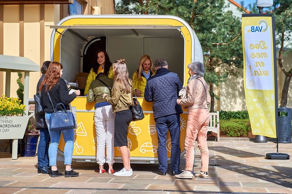 Retail kiosk with hatch